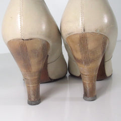 Vintage 50s Tan Round Toe Carved Wood Heels Shoes 7