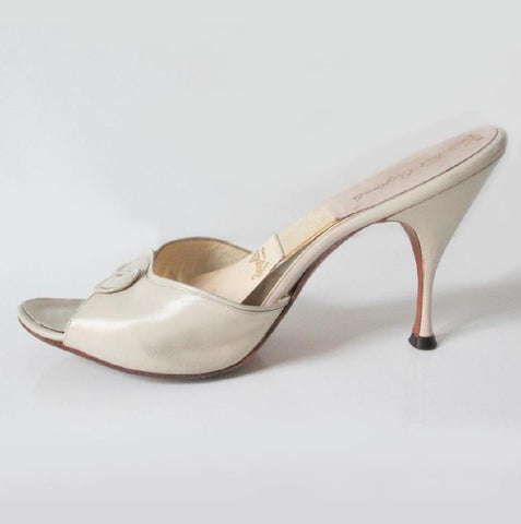 • Vintage 60's Off White Cream Twist Vamp Springolator Heels Shoes 8