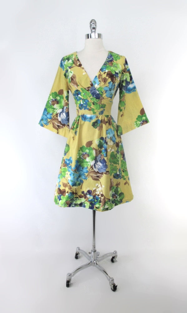 Vintage 60s Floral Bell Sleeve Hawaiian Dress S Vintage 60s Floral Bell Sleeve Hawaiian Dress S